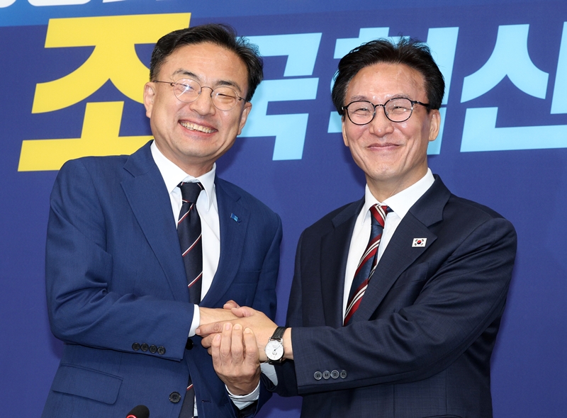 신장식 조국혁신당 대표가 24일 서울 여의도 국회에서 김민석 더불어민주당 대표를 접견하며 기념촬영을 하고 있다. / 뉴시스