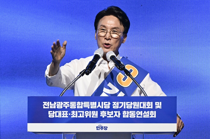 김민석 더불어민주당 당대표는 지난 15일 이진숙 의원을 두고 “제명할 수 없다면 국회법을 고쳐 1년 자격정지로 국회에서 아웃시키겠다”며 “여자 전두환도, 여자 히틀러도 대한민국에 발붙이지 못하게 하겠다”​고 말했다. 사진은 지난 15일 전남광주 나주시 종합스포츠파크 다목적체육관에서 열린 민주당 당대표 및 최고위원 후보자 선출을 위한 전남광주 합동연설회에서 정견 발표를 하는 김민석 당대표. / 뉴시스