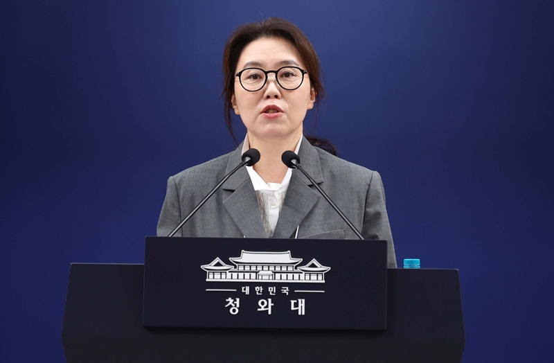 강유정 수석대변인이 24일 청와대 춘추관에서 '최길수 변호사 특별감찰관 후보 지명' 관련 브리핑을 하고 있다. / 뉴시스