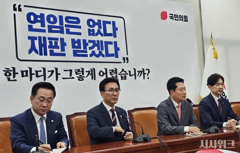 김민석 더불어민주당 대표와 장동혁 국민의힘 대표가 24일 국회에서 회동을 하고 있다. 왼쪽부터 박성준 민주당 수석대변인, 김 대표, 장 대표, 박성훈 국민의힘 수석대변인의 모습. / 전두성 기자