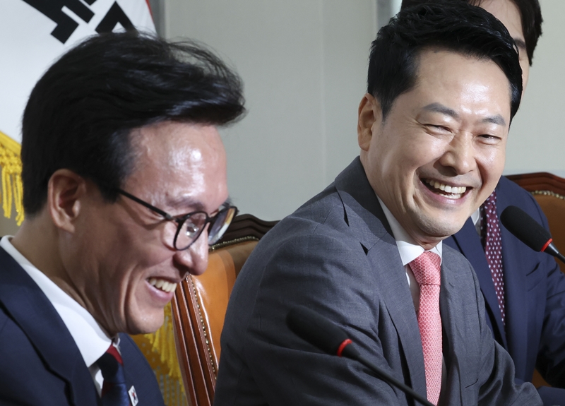 김민석 더불어민주당 대표와 장동혁 국민의힘 대표가 24일 오전 국회에서 대화를 나누며 웃고 있다. / 뉴시스