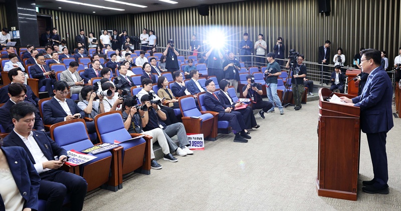 정점식 국민의힘 원내대표가 21일 서울 여의도 국회에서 열린 의원총회에서 발언하고 있는 모습니다. / 뉴시스