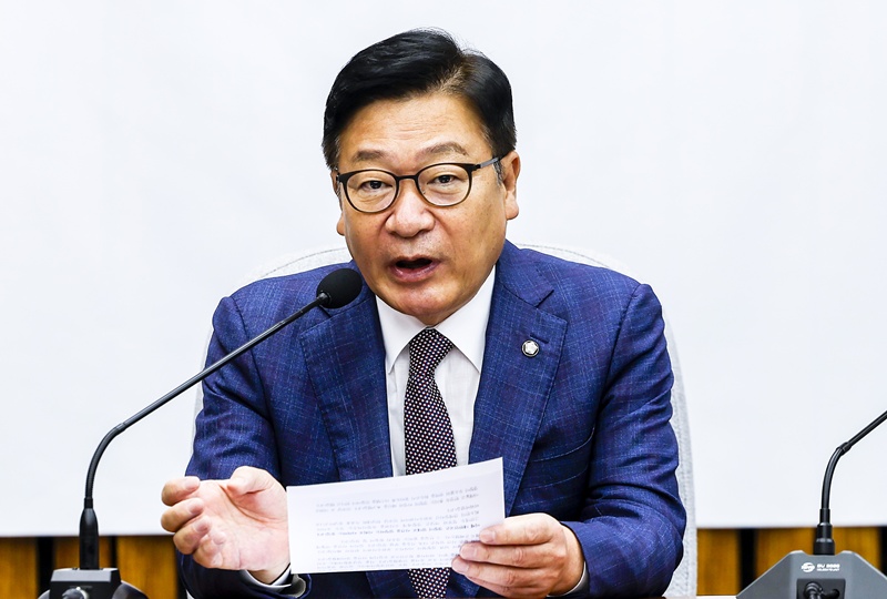 정점식 국민의힘 원내대표는 25일 국회에서 열린 원내대책회의에서 “지금 제주에서 어떤 일이 일어나고 있는지 철저히 수사하고 진상을 밝혀내야 한다”며 “경찰을 믿을 수 있는지 국민들의 신뢰가 흔들리고 있다”고 말했다. / 뉴시스