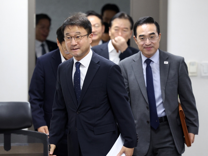 한병도 더불어민주당 원내대표와 박홍근 기획예산처 장관이 25일 국회 의원회관에서 열린 더불어민주당 2027년 예산안 당정협의에 참석하고 있다. / 뉴시스