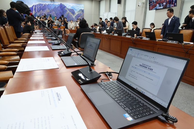25일 여의도 국회에서 열린 국회운영위원회 전체회의에서 국회 운영위 소속 의원들이 국민의힘 의원들의 불참속 이진숙 국민의힘 의원의 제명 촉구 결의안에 관련해 투표를 하고 있다. / 뉴시스