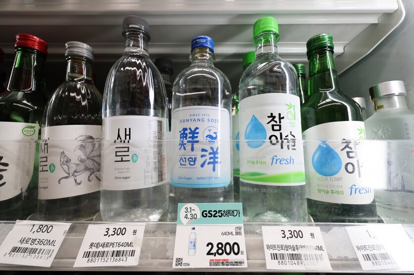 사제락의 소주 브랜드명 ‘달호’는 달과 호랑이를 뜻한다. 한글 고유명사를 영문 발음 그대로 표기한 것은 한국적 이미지를 활용한 브랜딩 전략으로 풀이 된다. 사진은 다양한 종류의 국내 소주들이 편의점에 진열된 모습. / 뉴시스
