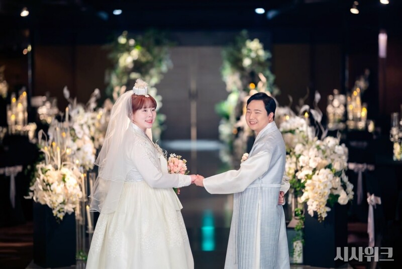 시각장애인 부부인 김한·김아라 씨 부부는 동생이 야외에서 결혼사진을 찍은 것에 많은 부러움을 느꼈다고 밝혔다. 시각장애인의 경우 이동을 도와줄 인력이 추가로 필요해 야외에서의 웨딩촬영이 쉽지 않다. / 김한 씨 제공