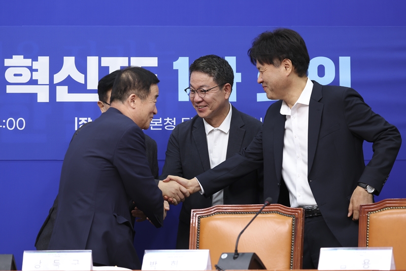 강득구(왼쪽 두번째) 민주연구원 혁신 TF 단장이 25일 오후 서울 여의도 국회에서 열린 민주연구원 혁신TF 1차 회의에서 김용 전 민주원구원 부원장과 인사를 하고 있다. / 뉴시스