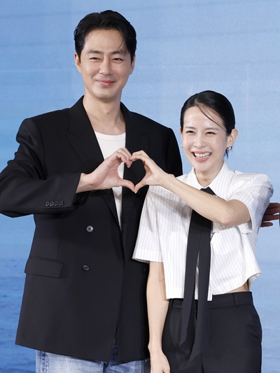 이창동 감독과 처음으로 호흡을 맞춘 조인성(왼쪽)과 조여정. / 뉴시스