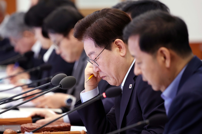 이재명 대통령이 25일 청와대에서 열린 제37회 국무회의에서 자료를 살펴보고 있다. / 뉴시스