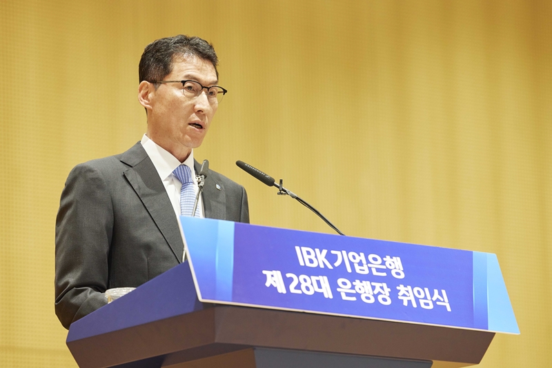 장민영 IBK기업은행장이  중국법인에서 발생한 금융사고로 심란한 처지에 몰렸다. / 기업은행
