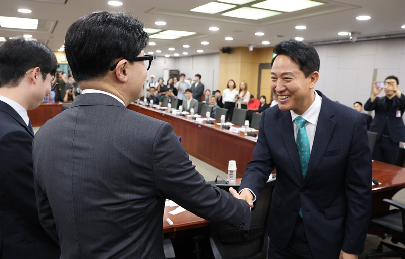 오세훈 시장과 한동훈 의원은 25일 국회에서 열린 국민의힘 국회의원 중심 국회 연구모임인 ‘대한민국 미래혁신포럼(회장 김기현 의원)’의 ‘미국의 대전략과 한국의 선택’ 강연회에 참석했다. / 뉴시스