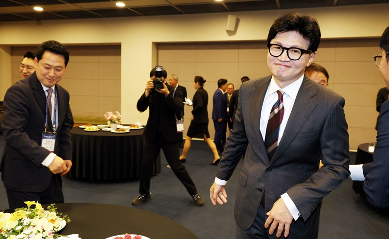 한동훈 의원과 장동혁 대표 사이의 관계는 갈수록 악화하고 있다. 장 대표는 한 의원의 복당에 공개적으로 반대하며 당의 화합을 해친다고 비판했고, 한 의원 역시 장 대표 체제의 국민의힘으로는 보수 재건의 미래가 없다는 취지로 공격해 왔다. / 뉴시스
