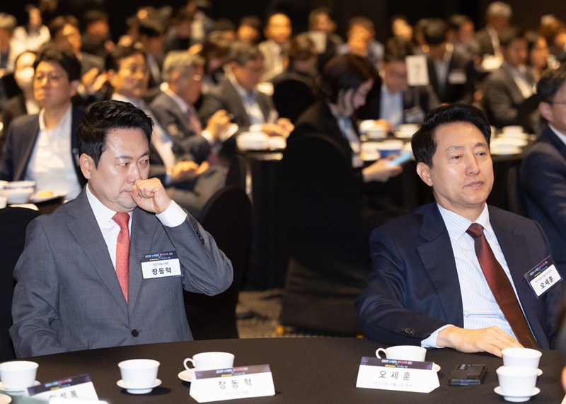 오세훈 시장은 최근 당 윤리위원회가 현역 의원 4명에 중징계를 내린 데 대해서도 “윤리위 정치는 정치 중에 제일 하위의 정치”라고 강하게 말했다. / 뉴시스