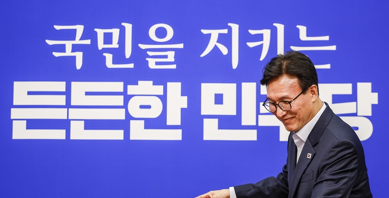 더불어민주당이 대법관 후보 ‘서면 제청’ 논란과 관련해 조희대 대법원장을 향한 ‘사퇴 압박’ 수위를 높이고 있다. 사진은 김민석 대표의 모습. / 뉴시스
