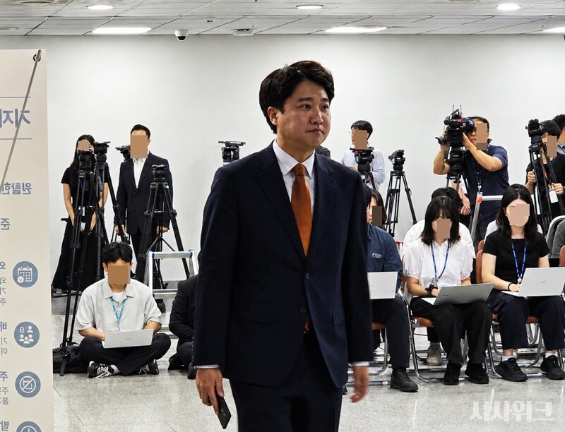 이준석 개혁신당 대표가 26일 국회에서 열린 기자회견에서 지방선거 이후 추진한 당의 자강과 쇄신 방안이 내부의 충분한 호응을 얻지 못했다며 대표직 사퇴 의사를 밝혔다. / 사진=김두완 기자