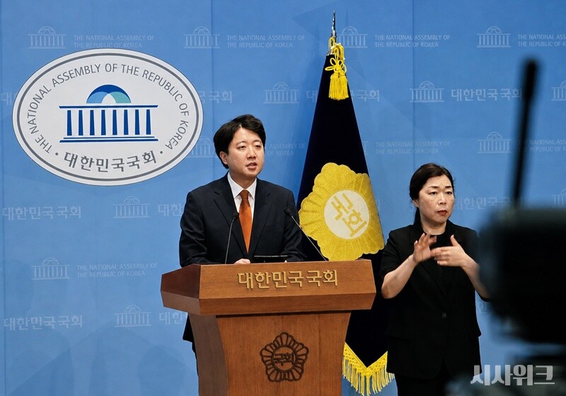 이준석 개혁신당 대표가 26일 국회에서 기자회견을 열고 대표직 사퇴를 발표하고 있다. 이 대표는 회견문을 읽은 뒤 별도의 질의응답 없이 자리를 떠났다. / 사진=김두완 기자