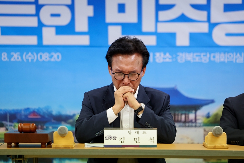 김민석 더불어민주당 대표가 26일 경북 안동시 더불어민주당 경북도당에서 열린 경북 최고위원회의에서 생각에 잠겨 있다. / 뉴시스