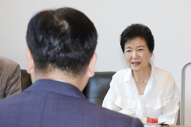 국민의힘 원내대표실은 26일 박근혜 전 대통령이 오는 27~28일 열리는 ‘2026 국민의힘 국회의원 연찬회’에 참석한다고 밝혔다. 박 전 대통령의 연찬회 참석은 지난 19일 정점식 원내대표가 박 전 대통령을 예방해 직접 참석을 요청한 데 따른 것이다. / 뉴시스
