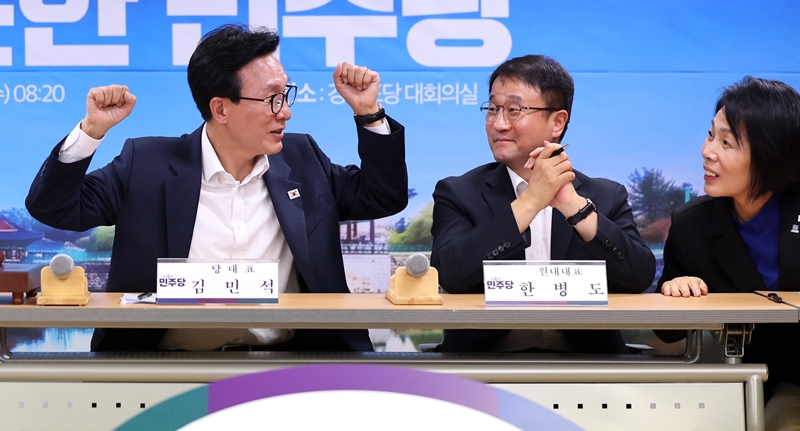 김민석 더불어민주당 대표가 이재명 대통령의 ‘당내 통합’ 행보에 발을 맞췄다. 사진은 김 대표가 26일 경북 경북 안동에서 열린 최고위원회의에서 한병도 원내대표, 최민희 최고위원과 대화를 하고 있는 모습. / 뉴시스