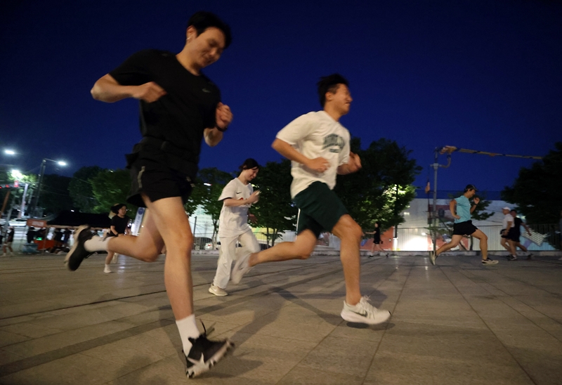 카드업계가 최근 확산하는 러닝 열풍을 겨냥해 달리기 기록과 연동한 러너 특화 카드를 잇달아 선보이고 있다. 사진은 2023년 9월 서울시에서 열린 한 러닝크루 행사에 참가자들이 달리고 있는 모습. / 뉴시스 