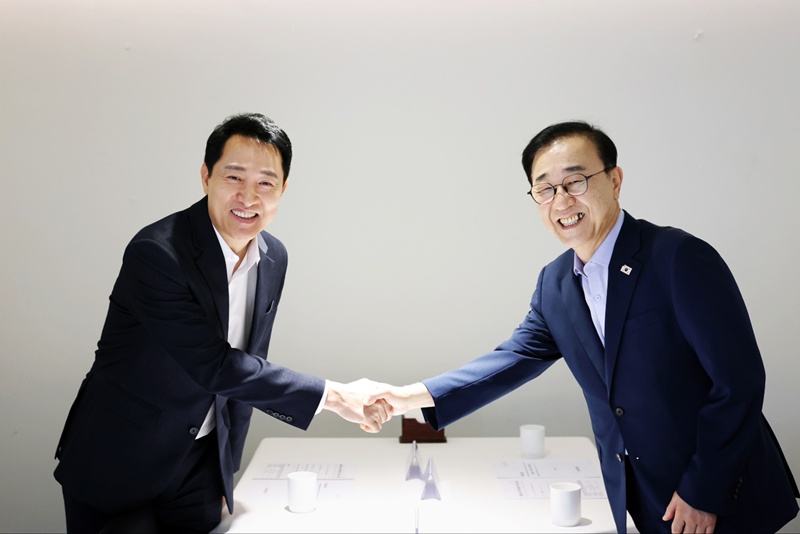 김윤덕 국토교통부 장관과 오세훈 서울시장이 26일 오전 서울 중구 달개비에서 주택공급 관련 2차 회동에 앞서 악수하고 있는 모습이다. / 뉴시스