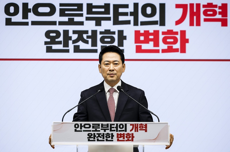 장동혁 대표는 26일 국민의힘 중앙당사에서 취임 1주년 기자회견을 열고 “지난 1년은 무너진 당을 일으키고 흩어진 보수를 결집하는 시간이었다”고 말했다. / 뉴시스
