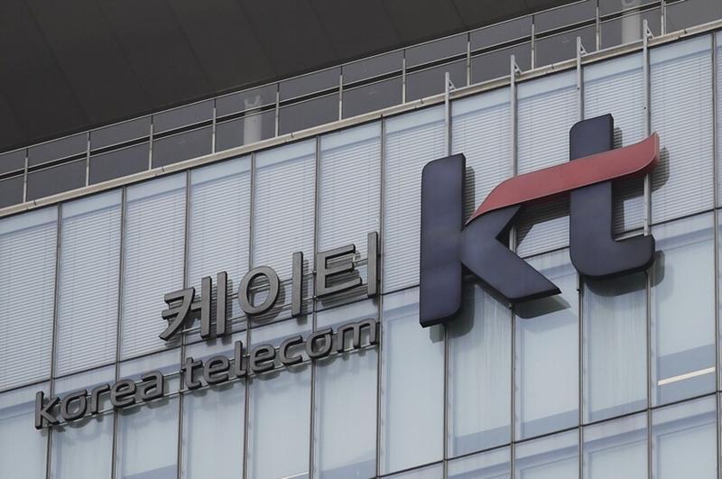26일 KT는 ‘모두의 AI’ 사업 관련해 국민이 평소 이용하는 생활 밀착형 서비스 내 AI 활용도를 높여 AI 대중화를 추진하겠다고 밝혔다. / KT