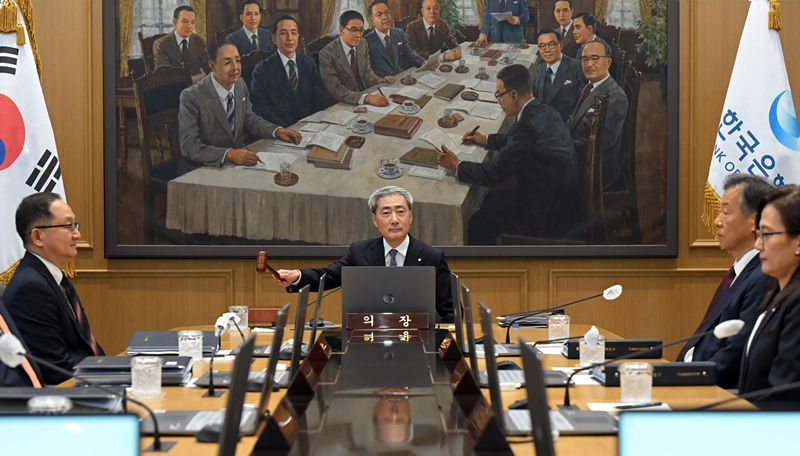 한국은행 금융통화위원회는 27일 오전 통화정책방향 회의를 열고 기준금리를 2.75%에서 3.00%로 0.25%p(퍼센트포인트) 인상하기로 결정했다. 사진은 이날  신현송 한국은행 총재가 서울 중구 한국은행에서 열린 금융통화위원회 회의에서 의사봉을 두드리고 있는 모습. / 뉴시스