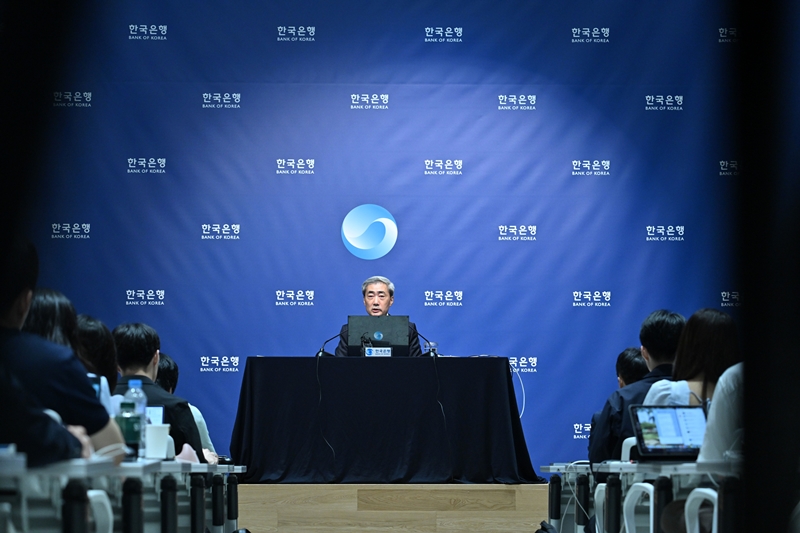 신현송 한국은행 총재가 27일 서울 중구 한국은행에서 열린 금융통화위원회 통화정책방향 기자간담회에서 발언하고 있다. / 뉴시스