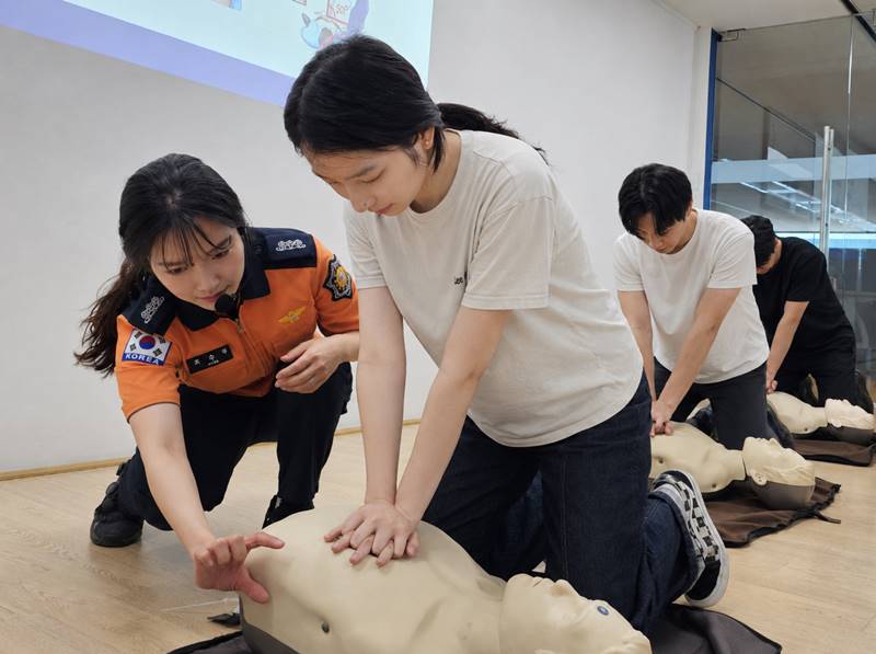 KCC는 서울 서초소방서와 협력해 본사 임직원을 대상으로 분기별 응급처치 교육을 진행하고 있다고 밝혔다. 사진은 KCC 직원들이 서초소방대원의 지도 아래 심폐소생술(CPR) 등 응급처치 교육을 받고 있는 모습. / KCC
