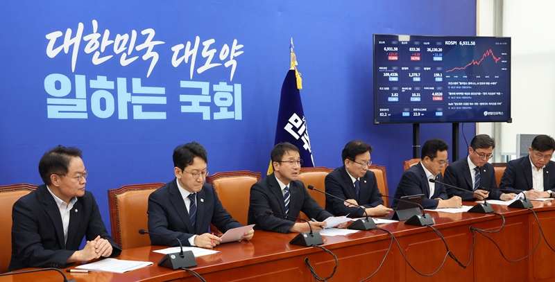 더불어민주당이 ‘조작기소 특검법’ 추진에 대한 속도 조절에 나설 방침이다. 사진은 한병도 원내대표가 27일 국회에서 열린 정책조정회의에서 발언하고 있는 모습. / 뉴시스