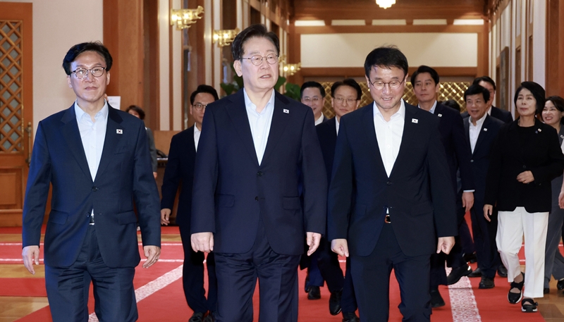 이재명 대통령이 지난 25일 청와대에서 열린 더불어민주당 신임 지도부 만찬 간담회에 입장하고 있다. 왼쪽부터 김민석 대표, 이 대통령, 한병도 원내대표. / 뉴시스