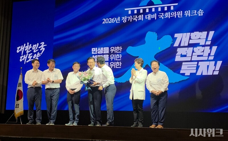 김민석 대표와 정청래 전 대표가 감사패를 주고 받고 있다. / 사진=김소은 기자