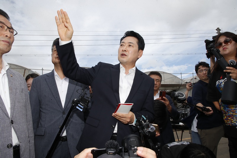 장동혁 국민의힘 대표가 28일 오후 제주시 한림읍 ‘제주 실종 사건’ 현장인 야자숲을 찾아 발언하고 있다. / 뉴시스