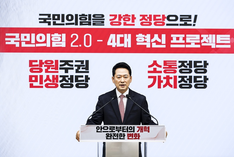 장동혁 대표는 사퇴론에 맞서기보다 외부 투쟁으로 돌파구를 찾았다. 투표용지 부족 사태나 이재명 정부의 각종 현안 등을 정조준하며 대여 투쟁의 선봉에 서는 방식으로 당내 시선을 당 밖으로 돌린 것이다. / 뉴시스