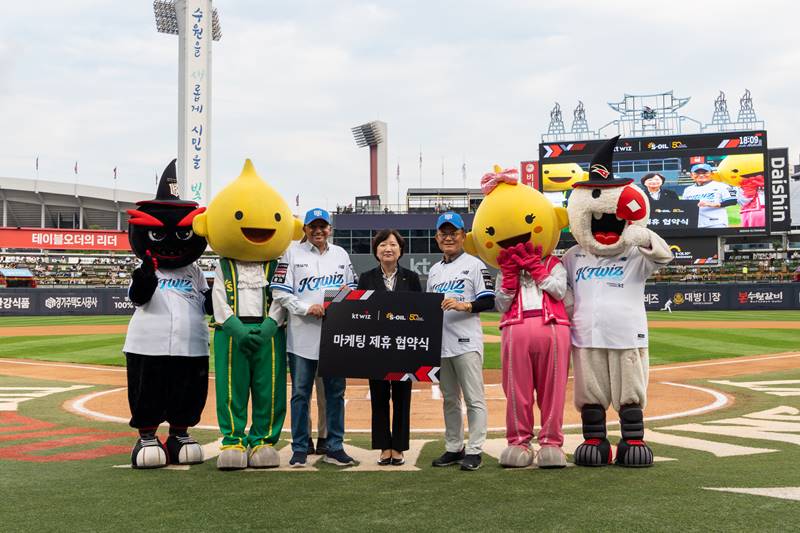 S-OIL 스폰서데이 행사에 참석한 S-OIL 안와르 알 히즈아지 CEO(왼쪽 3번째) , KT위즈 이선주 대표(가운데), S-OIL 안종범 사장(왼쪽 5번째)이 기념사진을 촬영하고 있다. / S-OIL 