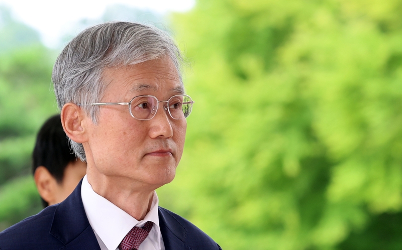 조희대 대법원장이 지 27일 오전 서울 서초구 대법원으로 출근하고 있다. / 뉴시스