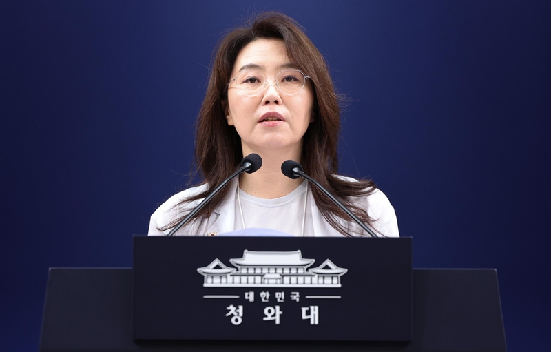 강유정 수석대변인이 28일 청와대 춘추관에서 대법관 후보자 관련 브리핑을 하고 있다.(청와대통신기자단) / 뉴시스