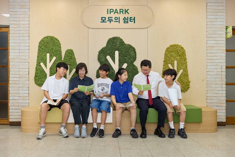  IPARK현대산업개발이 학생들이 직접 식물을 가꾸고 환경보호 활동에 참여하는 ‘교실숲’을 통해 미래세대 대상 환경교육을 이어가고 있다. / IPARK현대산업개발