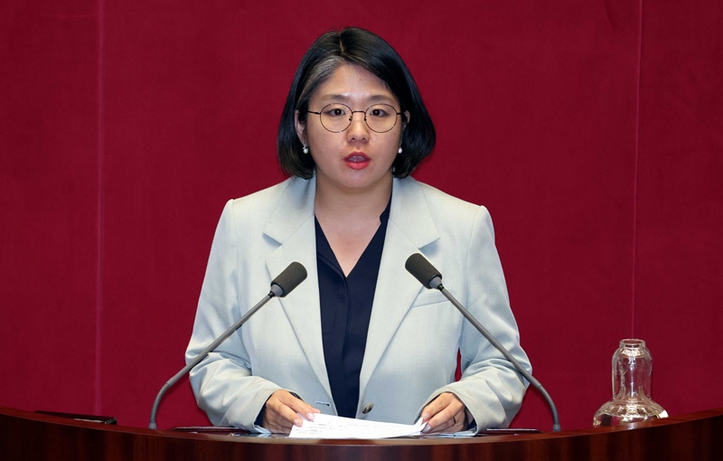 용혜인 성평등가족부 장관 후보자는 의원직 유지가 특권이나 혜택으로 비칠 수 있다는 우려를 알고 있다며 인사청문회에서 관련 입장을 밝히겠다고 했다. / 뉴시스