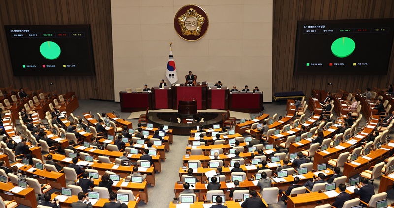 국회의원과 국무위원의 겸직을 금지하거나 겸직 의원의 표결·법안 발의 권한을 제한하는 법안이 2004년부터 여러 차례 발의됐지만 모두 철회되거나 임기 만료로 폐기됐다. / 뉴시스
