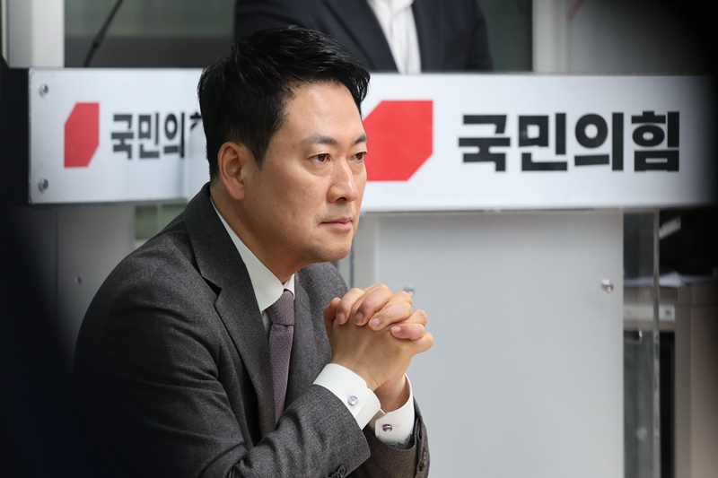 국민의힘이 당협위원장 선출에 있어 당원 직선제를 단계적으로 도입하기로 했다. 장동혁 대표가 추진했던 전면 당원 직선제에서 한발 물러나, 올해는 기존 선출 방식을 유지하되 향후 당헌·당규 개정을 통해 당원 참여를 확대하기로 한 것이다. / 뉴시스