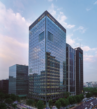 KB금융지주 회장후보추천위원회(이하 회추위)는 내달 11일 차기 회장 최종 후보군(숏리스트) 3명을 대상으로 심층 인터뷰를 실시한 후, 최종 후보자를 확정할 예정이다. / KB금융지주 