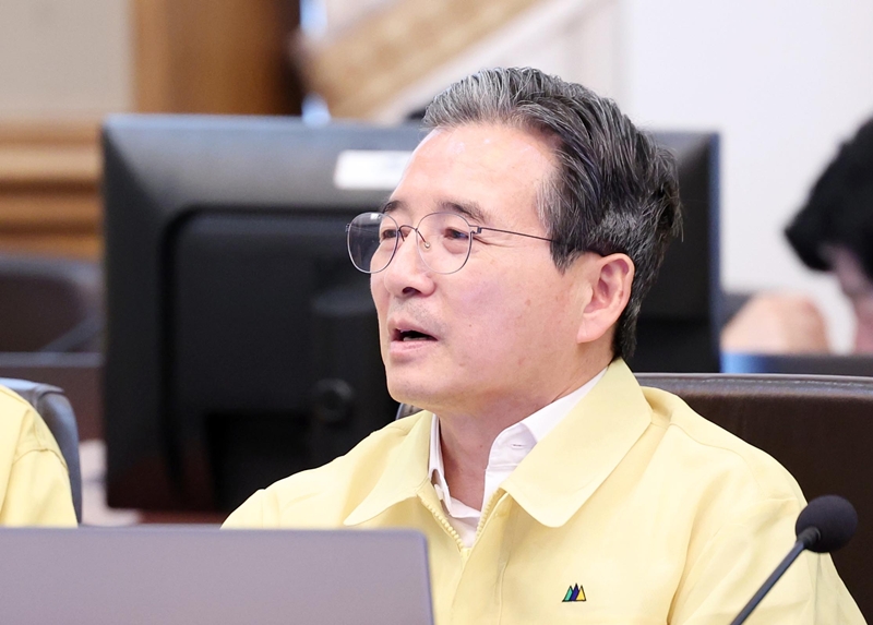 김용범 청와대 정책실장이 지난 20일 청와대에서 열린 수석보좌관회의에 참석해 있다. / 뉴시스