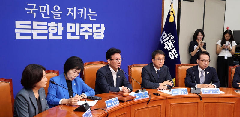 이재명 대통령이 6개 부처에 대한 ‘중폭 개각’을 단행하자, 더불어민주당이 즉각 국회 인사청문회 ‘속도전’을 예고했다. 사진은 김민석 대표가 31일 국회에서 열린 최고위원회의에서 발언하고 있는 모습. / 뉴시스