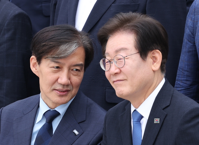 이재명 대통령과 조국 조국혁신당 혁신정책원장이 2024년 9월 2일 서울 여의도 국회에서 제22대 국회 개원식 겸 제418회 국회(정기회) 개회식을 마친 뒤 가진 기념촬영 전 대화하고 있다. / 뉴시스