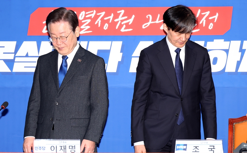 이재명 대통령과 조국 조국혁신당 혁신정책원장이 2024년 3월 5일 오전 서울 여의도 국회에 더불어민주당 당대표회의실에서 기념촬영을 마친 후 자리에 앉고 있다. / 뉴시스