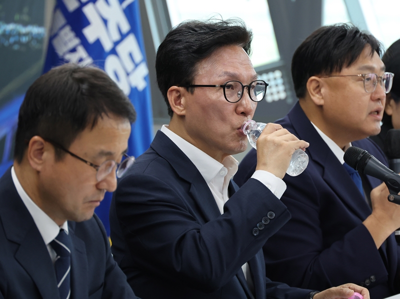 김민석 더불어민주당 대표가 문자 메시지 논란을 일으킨 강민구 윤리감찰단 부단장을 즉각 해임했다. 사진은 김 대표가 2일 세종시 세종시청에서 열린 최고위원회의에서 물을 마시고 있는 모습. / 뉴시스