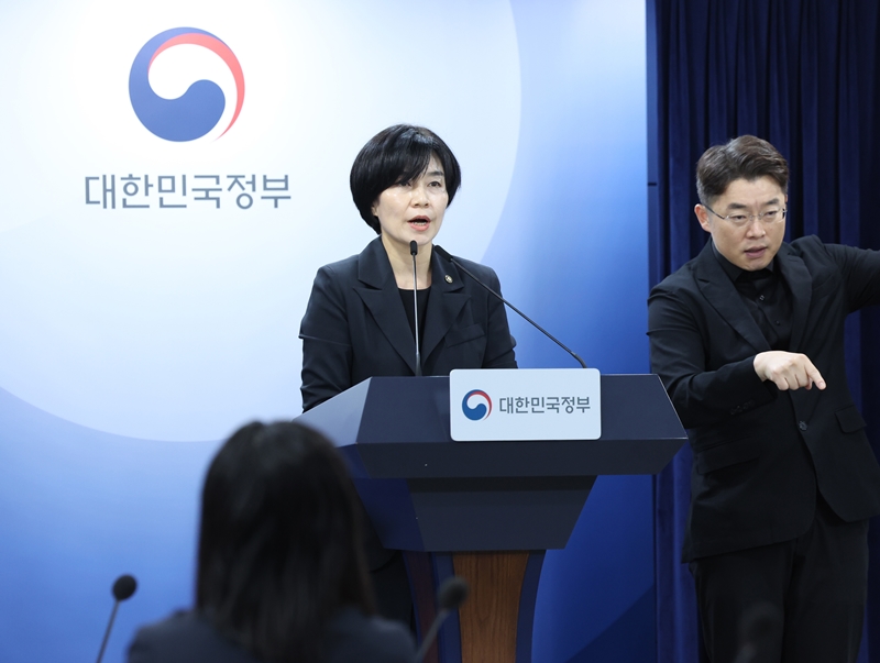 2일 보건복지부가 정부서울청사에서 교육부, 법무부, 행정안전부, 경찰청과 함께 마련한 '아동학대 예방 및 대응보완 대책'을 발표했다. 사진은 현수엽 복지부 1차관이 브리핑하고 있는 모습이다. / 뉴시스